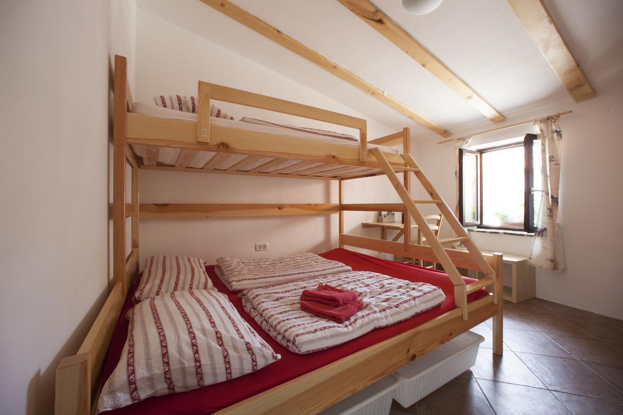 Hostel Xaxid Črni Kal Buitenkant foto